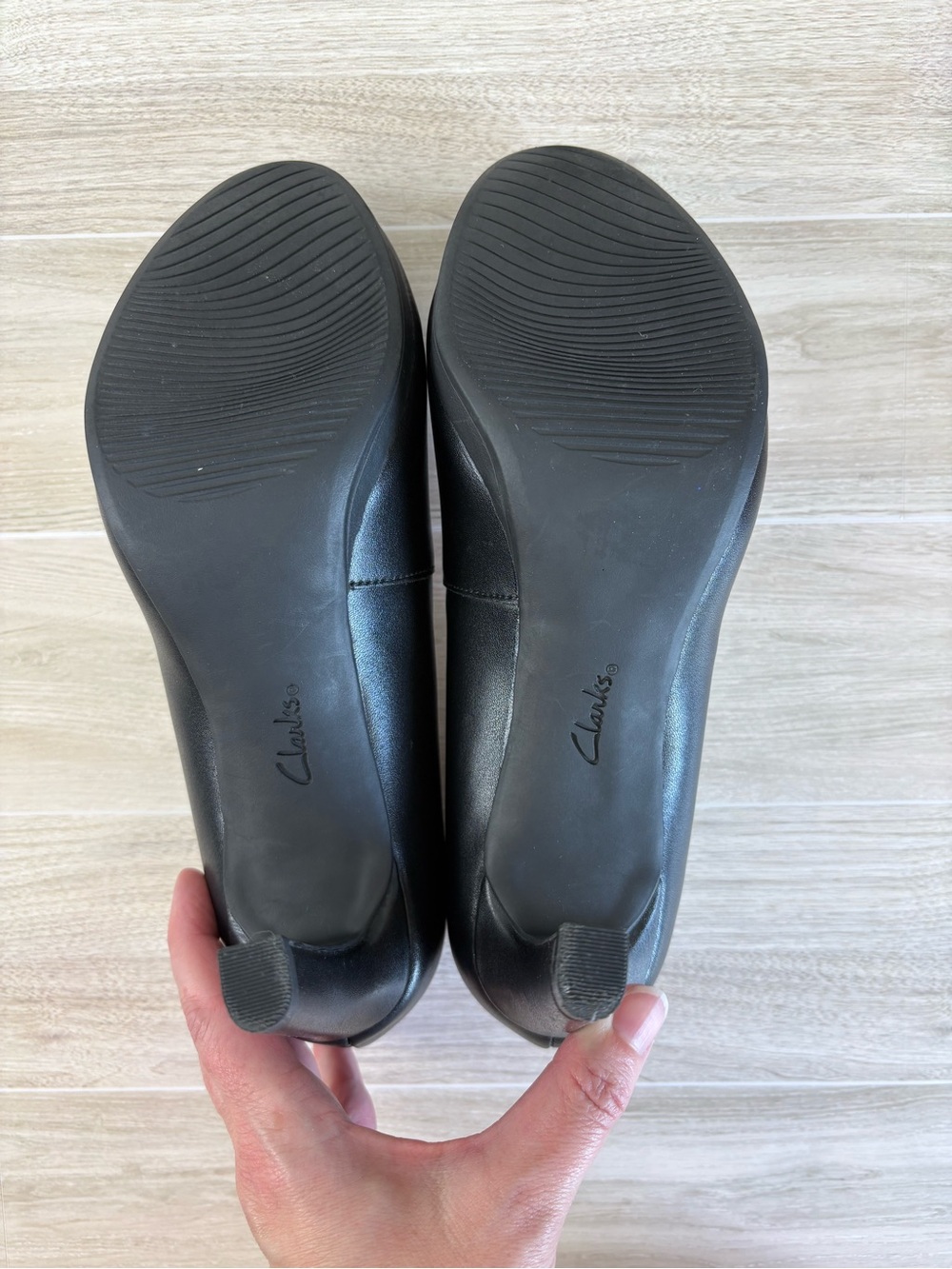 Clarks Black Rounded-Toe Block Heel Pumps 8.5 EUC Classic Office Clean Girl Chic - Picture 6 of 7